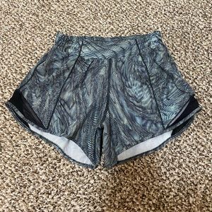 Lululemon Hotty Hot Low-Rise Short 2.5”